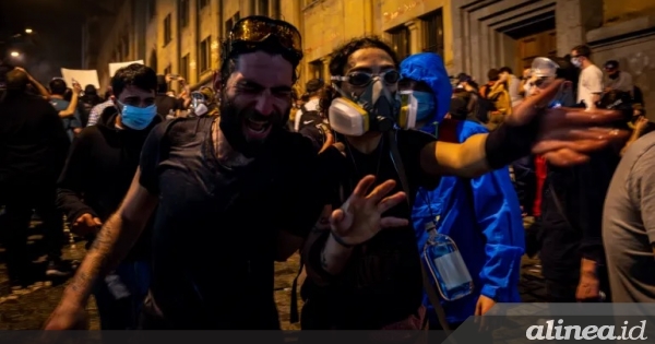 Ketika demonstran di Georgia penentang hukum Rusia harus menghadapi preman&nbsp;bayaran